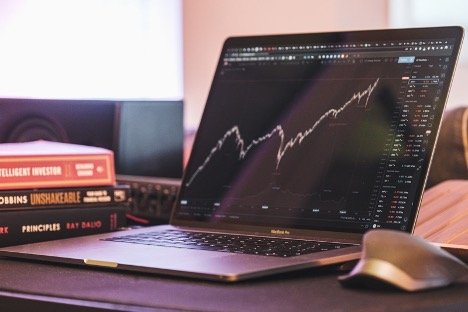 Sertifikasi yang Dibutuhkan Untuk Menjadi Analis Efek