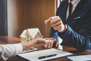 Yuk Kenalan dengan Profesi Broker dan Estimasi Gajinya